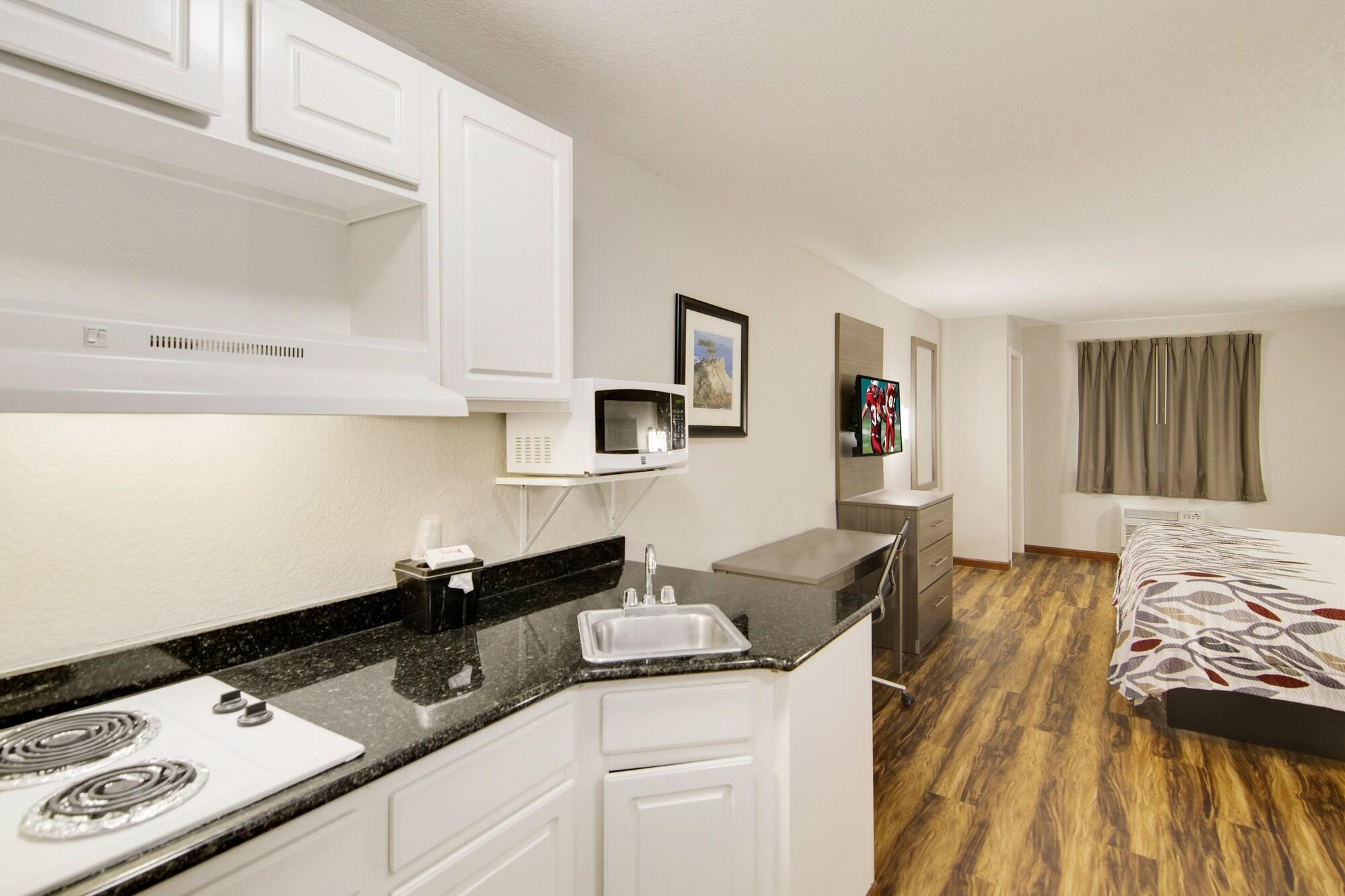 Red Roof Inn & Suites Pensacola-Nas Corry Beach Haven Eksteriør billede